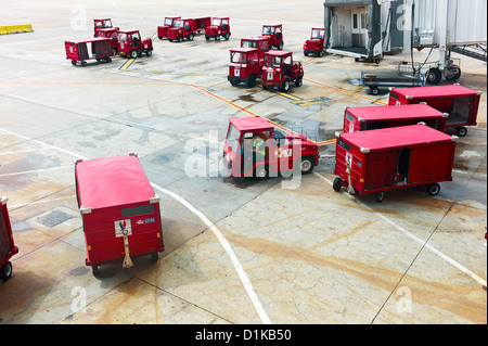 Assurance rouge des conteneurs sur le tarmac d'un aéroport Banque D'Images