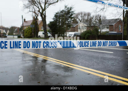 Route de four, Thundersley Essex, au Royaume-Uni. Proche de la police d'un tronçon de route alors que les enquêtes ont lieu sur un incident qui s'est produite. Bande de police sur la route. Banque D'Images
