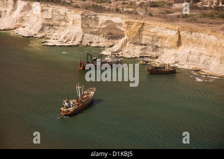 Photo aérienne de l'abandon des navires de pêche et des bateaux au large de l'Angola, au nord de la capitale, Luanda. Banque D'Images