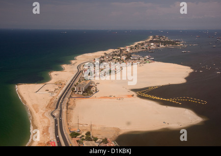 En partant du nord de Luanda à destination de Point Noire, nous traverser l'Ilha de Luanda, une pointe de la rive de Luanda. Banque D'Images