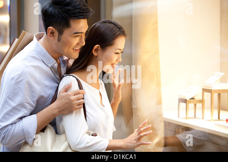 Sweet young couple window shopping à Hong Kong Banque D'Images