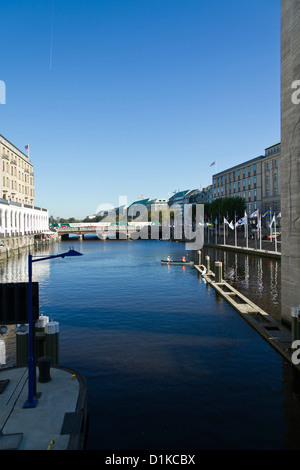 Vue sur les Arcades de l'Alster à la rue Jungfernstieg à Hambourg, Allemagne Banque D'Images