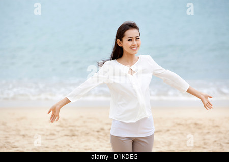 Happy young woman s'amusant sur la plage de Repulse Bay, Hong Kong Banque D'Images