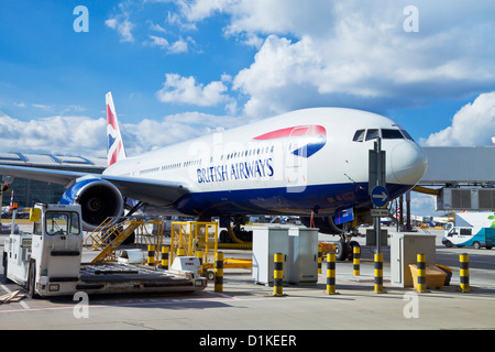 British Airways avion prêt pour l'embarquement d'être chargé avec les bagages et les repas Heathrow Airport Terminal 5 London UK GB EU Europe Banque D'Images