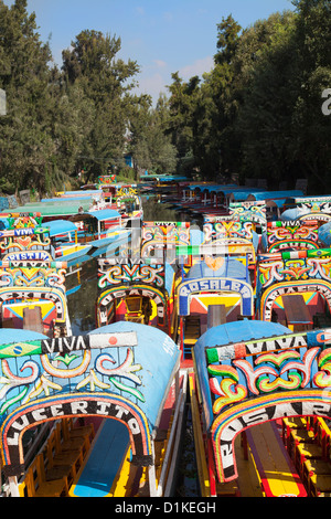 Trajineras sur Canal à Xochimilco - Mexico DF Banque D'Images