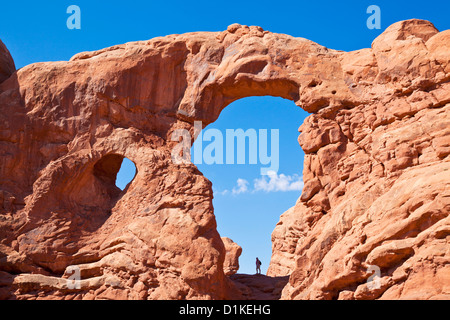 La silhouette du tourisme en tourelle arch dans la section Windows Arches National Park près de Moab Utah USA Etats-Unis d'Amérique us Banque D'Images