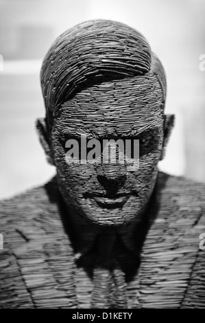 Sculpture d'Alan Turing par Stephen électrique à Bletchley Park, Milton Keynes, UK. Banque D'Images