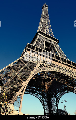 Voir à la Tour Eiffel depuis le Champ de Mars (Champ de Mars) Banque D'Images