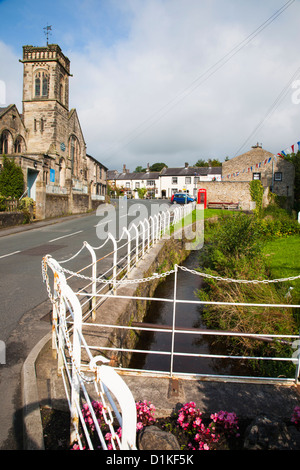 Église méthodiste et cours d'eau par village de Waddington dans le Lancashire Banque D'Images