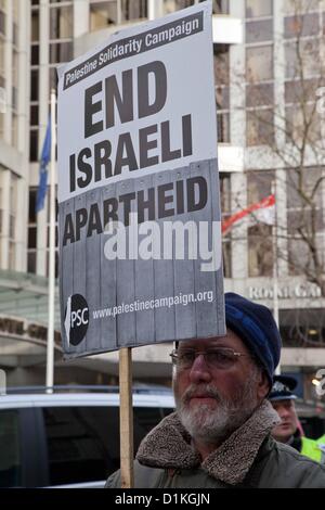 Londres, Royaume-Uni. 27 décembre 2012 un protestataire peut contenir jusqu'a placard palestiniens et des militants syndicaux se sont rassemblés devant l'ambassade d'Israël pour protester contre la violence dans la bande de Gaza. Banque D'Images