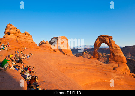 Les photographes et les touristes à Delicate Arch dans Arches National Park près de Moab Utah USA United States of America Banque D'Images