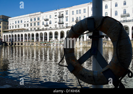 Vue sur les Arcades de l'Alster à la rue Jungfernstieg à Hambourg, Allemagne Banque D'Images