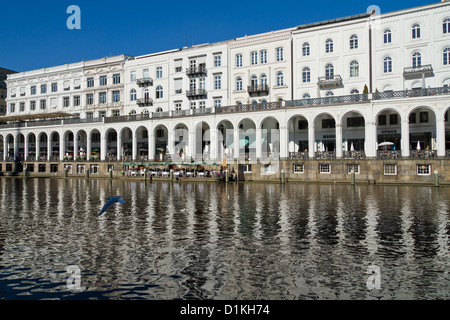 Vue sur les Arcades de l'Alster à la rue Jungfernstieg à Hambourg, Allemagne Banque D'Images