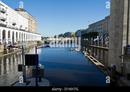 Vue sur les Arcades de l'Alster à la rue Jungfernstieg à Hambourg, Allemagne Banque D'Images