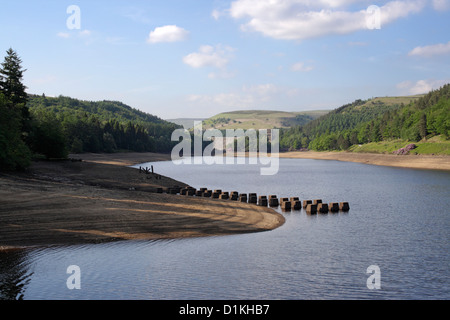 Derwent Reservoir dans le parc national de Peak District, dans le Derbyshire Angleterre bas niveaux d'eau sécheresse British English paysage pittoresque Banque D'Images