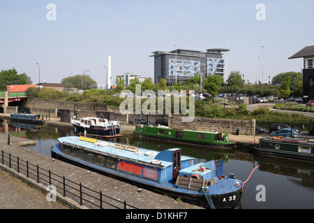 Barges sur les canaux et bateaux étroits amarrés sur le canal Sheffield Tinsley, Victoria Quays Sheffield, Angleterre, voies navigables britanniques Banque D'Images