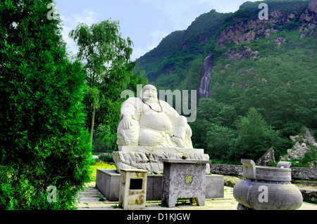 Statue de Bouddha près de la Grande Muraille de Chine dans les montagnes Banque D'Images