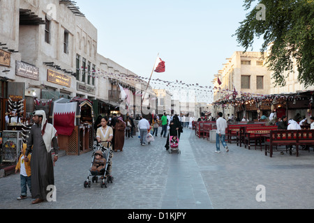 La scène de Souq Waqif, Doha, Qatar, comme soirée approche à la fin de décembre 2012 Banque D'Images