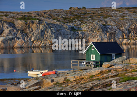 Chalet en bois / abri à bateaux dans la baie à Smögen, Bohuslän, Suède, Scandinavie Banque D'Images