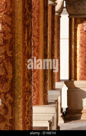 Les colonnes d'un ancien monastère orthodoxe-modèle mosaïque Banque D'Images