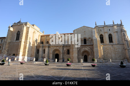 Basilica de San Isidoro et Plaza San Isidoro. Leon.Castilla y Leon, Espagne Banque D'Images