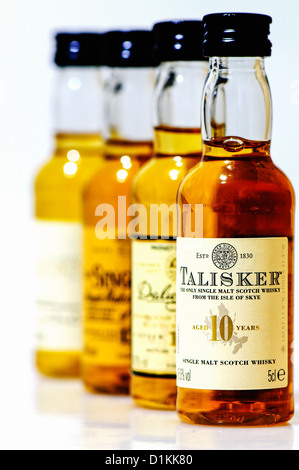 4 bouteilles de Scotch whisky Banque D'Images