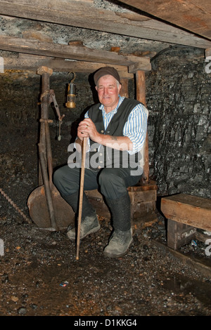 Mineur de charbon à la retraite dans la mine de charbon à Beamish Museum, County Durham Banque D'Images