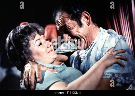 Poursuivre : Ist Ja'Irre - Liebe, Liebe usw. Continuer à aimer Joan Sims, Sidney James Sidney James (Sid) sich vergnügt auss'erdem Banque D'Images