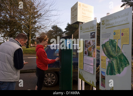 Les pilotes à l'aide parking Payez et affichez le lendemain de Noël 2012 (26 décembre) à une propriété du National Trust, hindhead, Surrey, UK. Banque D'Images