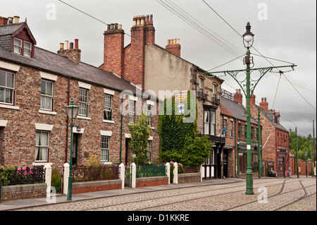 Rue Pavée et les lignes de tramway en Beamish museum. Le comté de Durham, Angleterre Banque D'Images