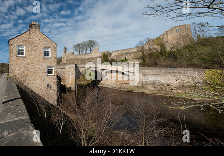 Pont et château sur une colline donne sur le fleuve Tees. Barnard Castle, en Angleterre, dans le comté de Durham. Banque D'Images