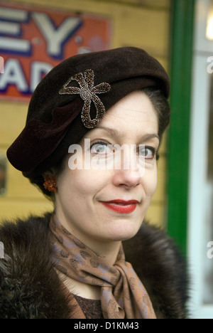 Jeune femme habillé en costume des années 40, le lendemain de Noël (26 décembre) lors d'une guerre mondiale deux re-enactment jour Banque D'Images