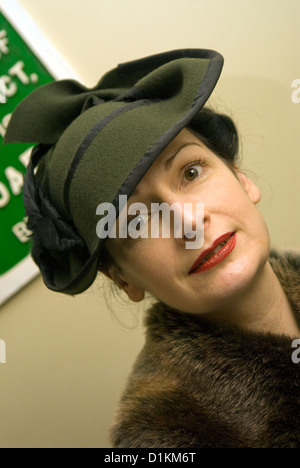 40 ans, femme, habillé en costume des années 40 dans station cafe le lendemain de Noël (26 décembre) lors d'une guerre mondiale deux re-enactment jour Banque D'Images