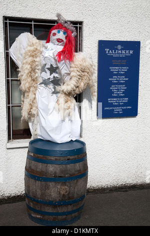 Distillerie de whisky Talisker en dehors de l'épouvantail, Carbost, Isle of Skye, Scotland Banque D'Images