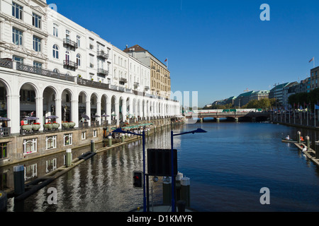 Vue sur les Arcades de l'Alster à la rue Jungfernstieg à Hambourg, Allemagne Banque D'Images