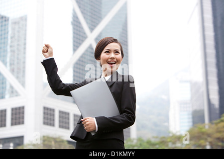 Happy businesswoman poinçonner le portefeuille avec de l'air dans la main, Hong Kong Banque D'Images