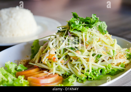 Croustillant épicé salade de mangue verte poisson-chat avec des légumes frais et servi avec du riz Banque D'Images