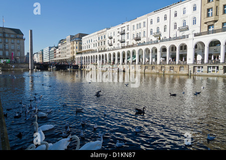 Vue sur les Arcades de l'Alster à la rue Jungfernstieg à Hambourg, Allemagne Banque D'Images