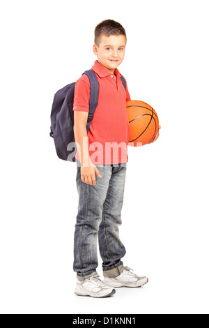 Portrait d'un garçon de l'école sac à dos avec la tenue d'un basket-ball isolé sur fond blanc Banque D'Images