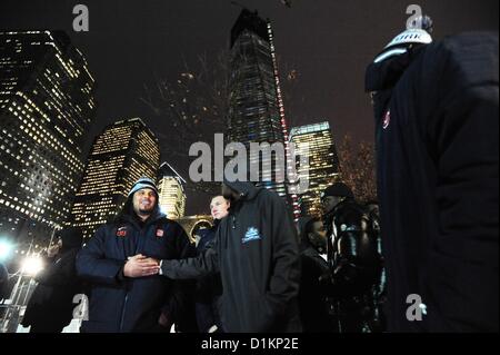 7 juin 2011 - Manhattan, New York, États-Unis - ZIAN JONES (à gauche), serre la main avec les autres joueurs comme l'équipe de football de l'Université Syracuse visite le 9/11 Memorial Jeudi, Décembre 27, 2012 avant 2012 de la nouvelle ère Pinstripe Bowl contre Virginie de l'Ouest le 29 décembre 2012. (Crédit Image : © Bryan Smith/ZUMAPRESS.com) Banque D'Images