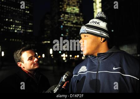 28 décembre 2012 - Manhattan, New York, États-Unis - attaquer défensive JAY BROMLEY parle avec les médias comme l'équipe de football de l'Université Syracuse visite le 9/11 Memorial Jeudi, Décembre 27, 2012 avant 2012 de la nouvelle ère Pinstripe Bowl contre Virginie de l'Ouest le 29 décembre 2012. (Crédit Image : © Bryan Smith/ZUMAPRESS.com) Banque D'Images