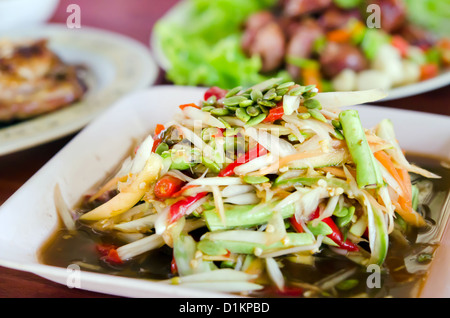 Salade de papaye thaï épicé et chaud , propose de la nourriture thaïe Banque D'Images