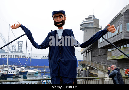 Un marin géant Marionnette Marionnette à quai à Falmouth, Cornwall, uk Banque D'Images