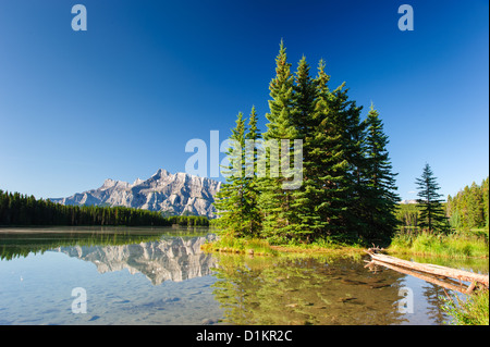 Le mont Rundle de Cascade d'étangs. Le Parc National de Banff, Canada Banque D'Images