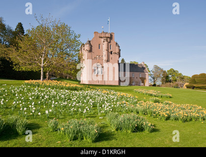 Château de Crathes et jonquilles dans le jardin. Aberdeenshire, Écosse Banque D'Images