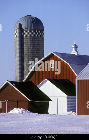 Les bâtiments de ferme et SILO EN HIVER. S.W. Au Minnesota, U.S.A. Banque D'Images