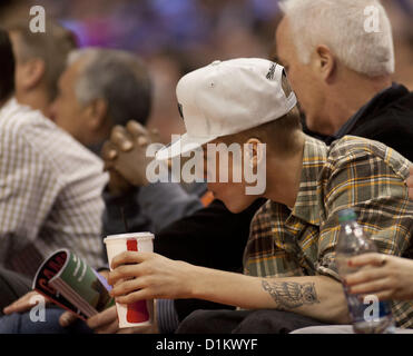 Le 27 décembre 2012 - Los Angeles, Californie, Etats-Unis - le chanteur Justin Bieber est membre du tribunal pendant le jeu entre les Lakers de Los Angeles contre les Boston Celtics au Staples Center de Los Angeles, Californie aujourd'hui jeudi 27 décembre 2012..ARMANDO ARORIZO/PI (crédit Image : © Armando Arorizo/Pi/Prensa Internacional/ZUMAPRESS.com) Banque D'Images