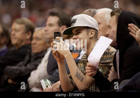 Le 27 décembre 2012 - Los Angeles, Californie, Etats-Unis - le chanteur Justin Bieber est membre du tribunal pendant le jeu entre les Lakers de Los Angeles contre les Boston Celtics au Staples Center de Los Angeles, Californie aujourd'hui jeudi 27 décembre 2012..ARMANDO ARORIZO/PI (crédit Image : © Armando Arorizo/Pi/Prensa Internacional/ZUMAPRESS.com) Banque D'Images