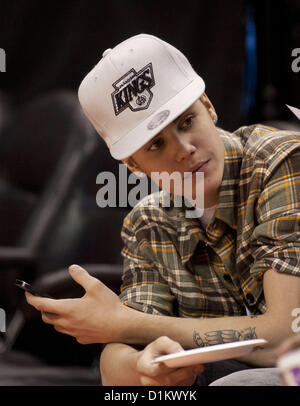 Le 27 décembre 2012 - Los Angeles, Californie, Etats-Unis - le chanteur Justin Bieber est membre du tribunal pendant le jeu entre les Lakers de Los Angeles contre les Boston Celtics au Staples Center de Los Angeles, Californie aujourd'hui jeudi 27 décembre 2012..ARMANDO ARORIZO/PI (crédit Image : © Armando Arorizo/Pi/Prensa Internacional/ZUMAPRESS.com) Banque D'Images