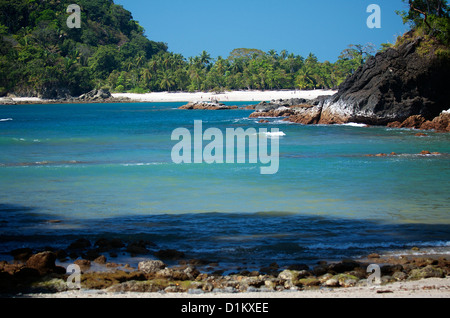 Voir à partir de la plage de rochers dans le Parc National Manuel Antonio, Costa Rica, Amérique centrale. Banque D'Images